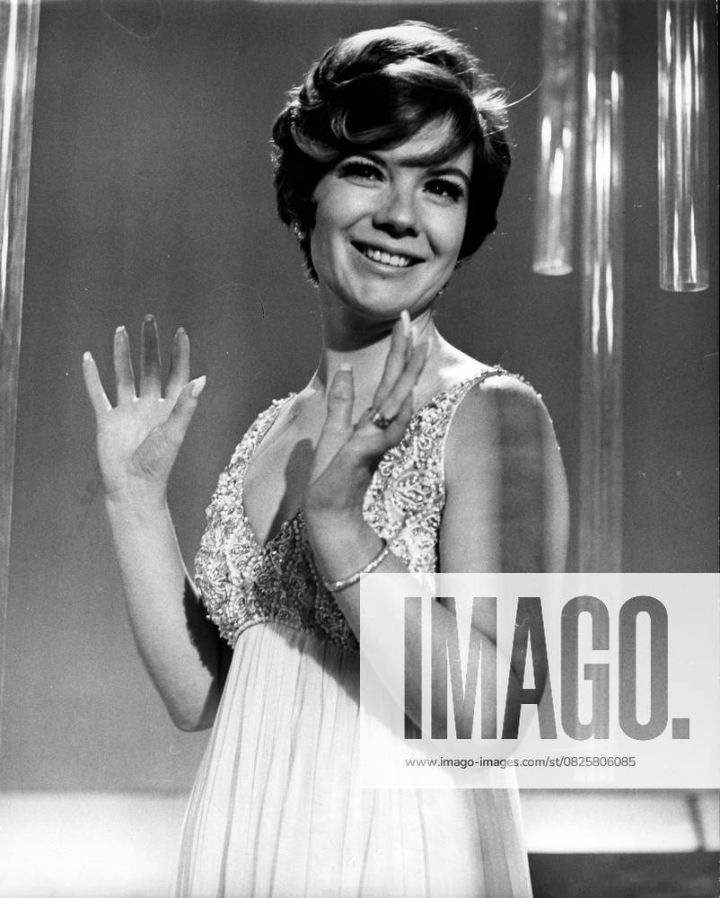 Vikki Carr VIKKI CARR ist eine amerikanische Sängerin und Humanistin. Sie ist in verschiedenen Musikrichtungen aufgetreten, darunter Jazz, Pop und Country, hatte aber ihren größten Erfolg auf Spanisch. London UK