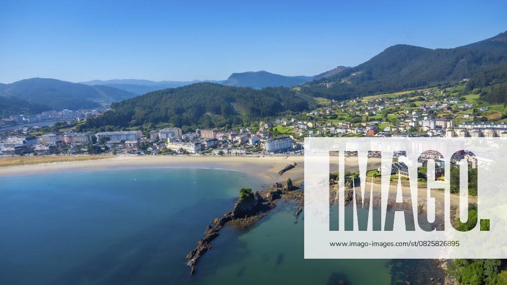Luftaufnahme des Strandes von Covas, der auf die charmante Stadt Viveiro trifft, die inmitten der atemberaubenden Landschaften von Galicien, Spanien, an einem sonnigen Sommertag liegt Aerial view of covas beach meeting the charming town of viveiro, nestled amidst the stunning landscapes of galicia, spain, on a sunny summer day