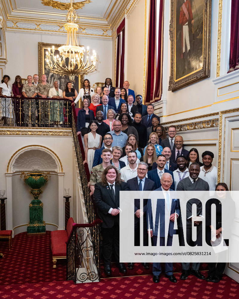 Bilder des Jahres 2025, Entertainment 07 Juli King Charles III hosts Youth Opportunity Summit King Charles III (front centre) poses with attendees including Idris Elba, founder of the Elba Hope Foundation and an alumnus of the King s Trust, Prime Minister Sir Keir Starmer, Home Secretary Yvette Cooper, Culture Secretary Lisa Nandy, at the Youth Opportunity Summit at St James s Palace in London, with young people, youth organisations, government officials, and representatives from the sports, education and arts sectors. Picture date: Tuesday July 15, 2025., Credit:Aaron Chown Avalon UK, London