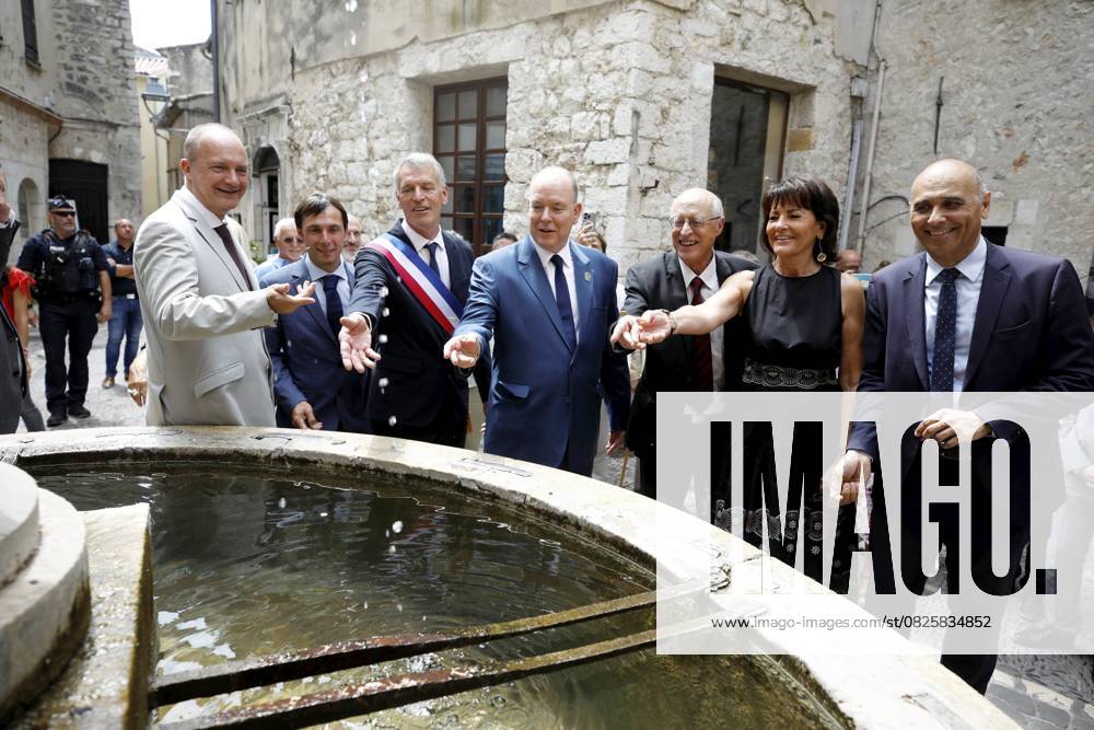 Bilder des Jahres 2025, Entertainment 07 Juli Prince Albert II Saint Paul de Vence PHOTOPQR NICE MATIN Dylan Meiffret Saint Paul de Vence 15 07 2025 Visit to the village of Saint Paul de Vence by Prince Albert II of Monaco, retracing the career of his mother Grace Kelly, who visited the village in 1955 A Grimaldi de Monaco historic site sign was unveiled at the entrance to the town paper Marie Cardona Saint Paul de Vence 15 07 2025 Visit to the village of Saint Paul de Vence by Prince Albert II of Monaco, retracing the career of his mother Grace Kelly, who visited the village in 1955 Saint Paul de Vence France