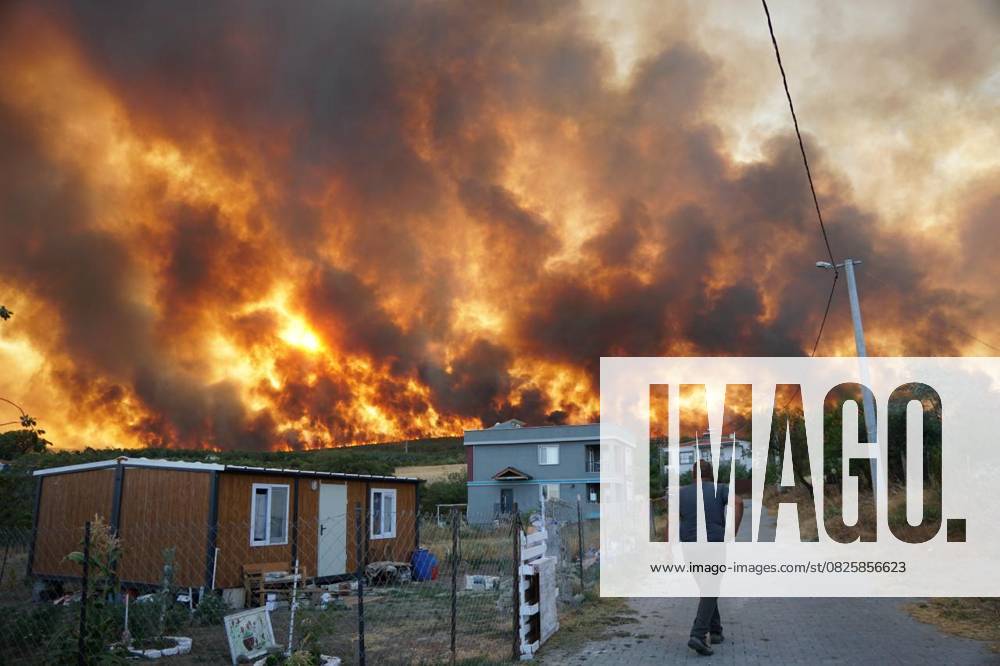 Bilder des Jahres 2025, News 07 Juli Stubble fire spreads to forest in Turkiye s Tekirdag TEKIRDAG, TURKIYE - JULY 15: Flames and smoke rise from burning trees and farmland in the immediate vicinity of residential areas as smoke from the fire area fills the sky while teams responding to the fire that started in the agricultural area and spread to the forest in Sarkoy district of Tekirdag, Turkiye on July 15, 2025. After the fire spread to the Kizilcaterzi neighborhood, residential areas were evacuated as a precaution. Mesut Karaduman Anadolu Tekirdag Turkey. Editorial use only. Please get in touch for any other usage.