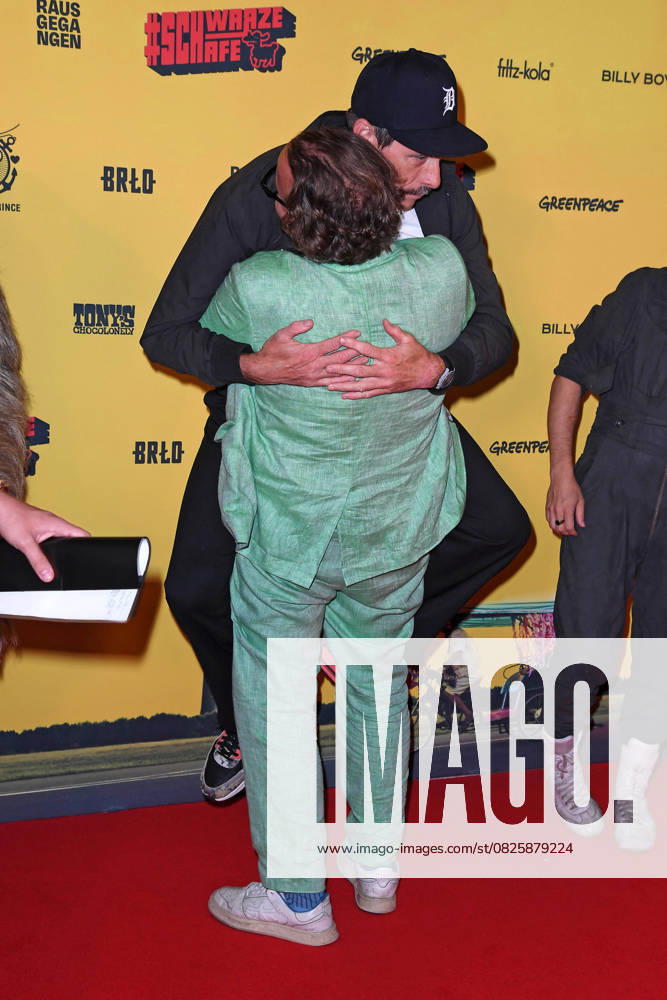 Marc Hosemann, Oliver Rihs (Regisseur) bei der SchwarzeSchafe Premiere im Kino in der Kulturbrauerei in Berlin am 15.07.2025