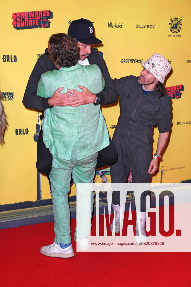 Marc Hosemann, Oliver Rihs (Regisseur), Tobias Jundt aka Bonaparte bei der SchwarzeSchafe Premiere im Kino in der Kulturbrauerei in Berlin am 15.07.2025