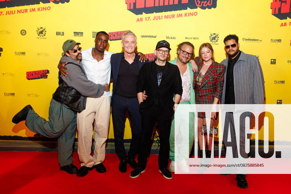 Premiere - SchwarzeSchafe Arman Kashani, Victor Ben Otekpen, Robert Lohr, Milan Peschel, Oliver Rihs, Jella Haase und Yasin Harrouk bei der Premiere zu SchwarzeSchafe im Kino in der Kulturbrauerei am 15.07.2025 in Berlin.