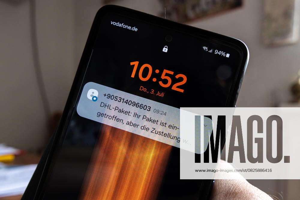 Bertrüg SMS. Eine SMS auf einem Smartphone mit der falsche Behauptung ein Packet sei nicht geliefert zu sein mit einem Link zu einer Falle. Ein Hinweis auf dem Scam ist die Telefonnummer aus dem Ausland.