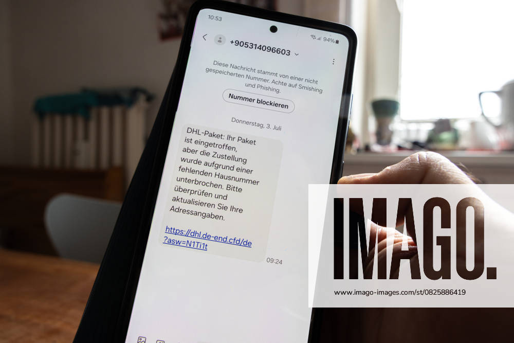 Bertrüg SMS. Eine SMS auf einem Smartphone mit der falsche Behauptung ein Packet sei nicht geliefert zu sein mit einem Link zu einer Falle. Ein Hinweis auf dem Scam ist die Telefonnummer aus dem Ausland und Schreibfehler wie hier Adressangaben . Die Nachricht schreibt: DHL-Packet: Ihr Packet ist eingetroffen aber die Zustellung wurde aufgrund einer fehlenden Hausnummer unterbrochen. Bitte überprüfen und aktualisieren Sie Ihre Adressangaben.