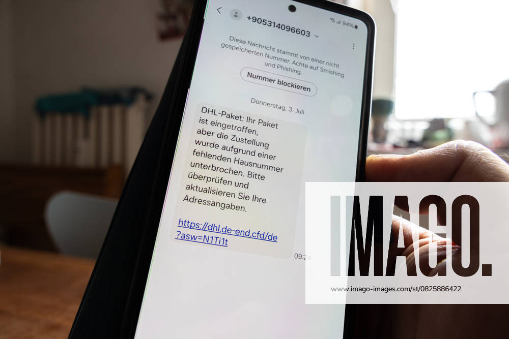 Bertrüg SMS. Eine SMS auf einem Smartphone mit der falsche Behauptung ein Packet sei nicht geliefert zu sein mit einem Link zu einer Falle. Ein Hinweis auf dem Scam ist die Telefonnummer aus dem Ausland und Schreibfehler wie hier Adressangaben . Die Nachricht schreibt: DHL-Packet: Ihr Packet ist eingetroffen aber die Zustellung wurde aufgrund einer fehlenden Hausnummer unterbrochen. Bitte überprüfen und aktualisieren Sie Ihre Adressangaben.