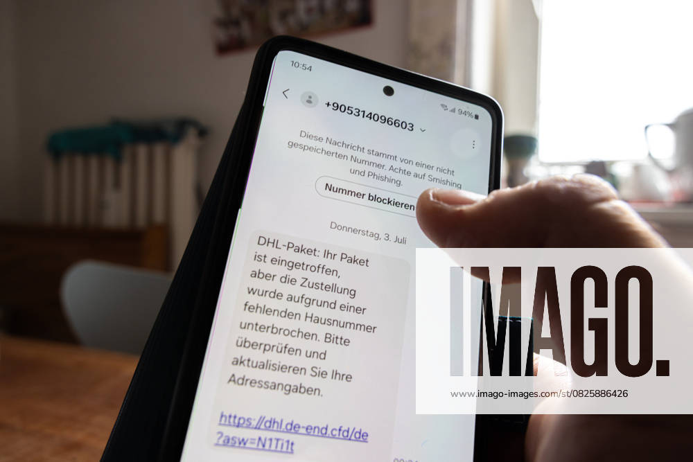 Bertrüg SMS. Eine SMS auf einem Smartphone mit der falsche Behauptung ein Packet sei nicht geliefert zu sein mit einem Link zu einer Falle. Ein Hinweis auf dem Scam ist die Telefonnummer aus dem Ausland und Schreibfehler wie hier Adressangaben . Die Nachricht schreibt: DHL-Packet: Ihr Packet ist eingetroffen aber die Zustellung wurde aufgrund einer fehlenden Hausnummer unterbrochen. Bitte überprüfen und aktualisieren Sie Ihre Adressangaben.
