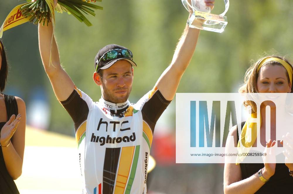 Tour de France 2011 - 21. Etappe: Creteil - Paris --- Htc - High Road 2011, Etappensieger Mark Cavendish, Paris o0 Objekte Pokal Trophäe