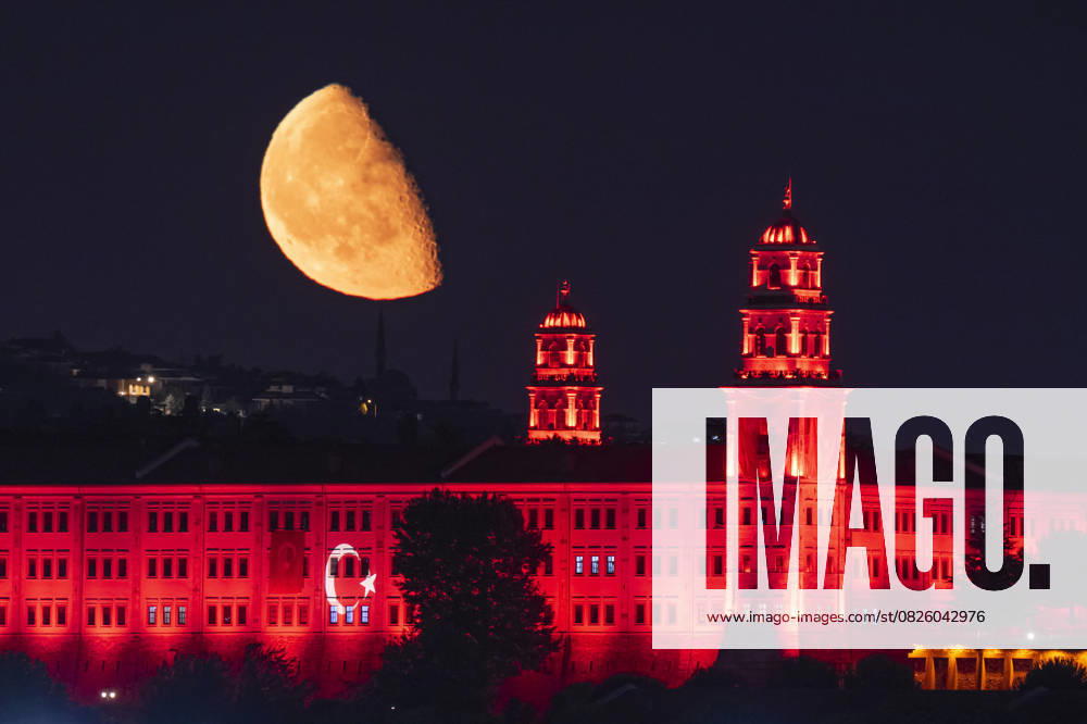 Bilder des Jahres 2025, News 07 Juli Half-moon in Turkiye s Istanbul ISTANBUL, TURKIYE - JULY 16: Half-moon is seen behind the Selimiye barracks during night sky in Istanbul, Turkiye on July 16, 2025. Isa Terli Anadolu Istanbul Turkey. Editorial use only. Please get in touch for any other usage.