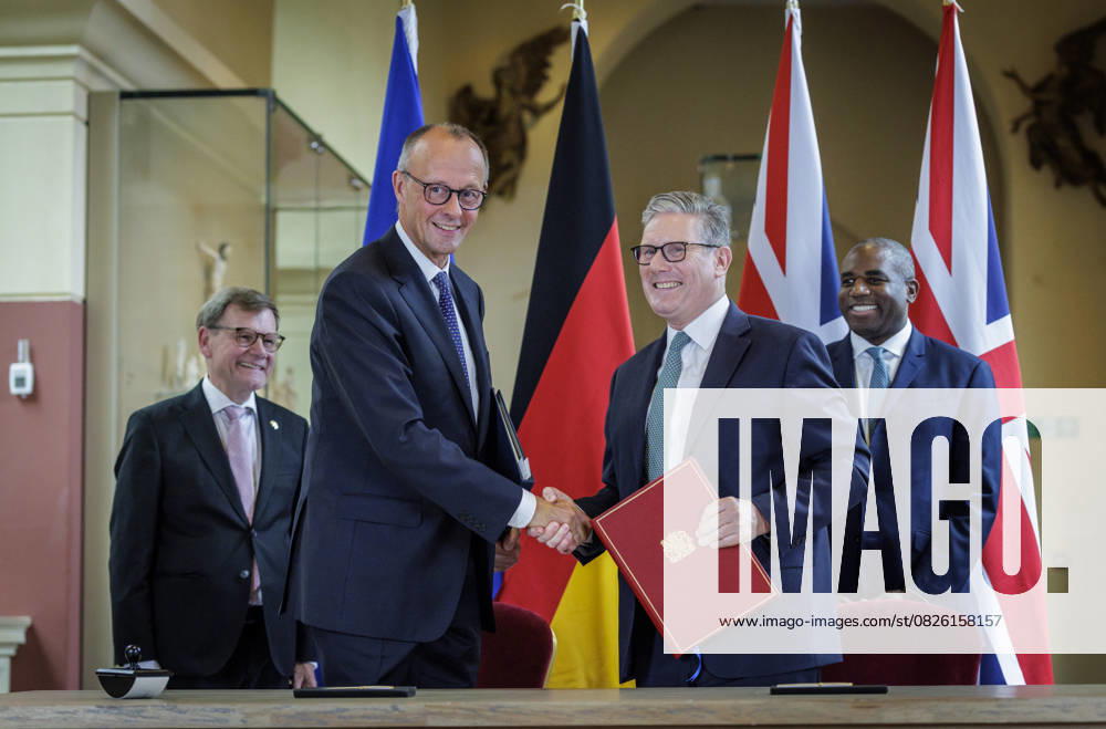 Johann Wadephul (CDU), Bundesaussenminister, aufgenommen im Rahmen seiner Reise mit Friedrich Merz (CDU), Bundeskanzler, nach London. Hier Unterzeichnung des Vertrags zwischen der Deutschland und dem Vereinigten Koenigreich ueber Freundschaft und bilaterale Zusammenarbeit gemeinsam mit dem britischen Aussenminister David Lammy und Premierminister Keir Starmer. Fotografiert im Auftrag des Auswaertigen Amtes London United Kingdom