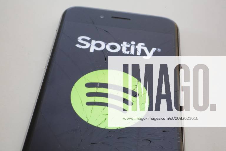Das Logo des Musik Streaming Dienstes Spotify wird auf einem Smartphone mit gesplittertem Glas angezeigt. Berlin, 03.04.2018. Berlin Deutschland