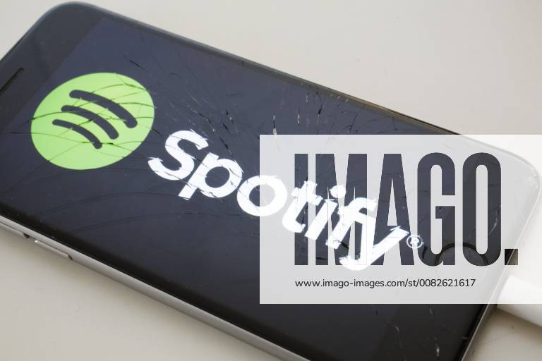 Das Logo des Musik Streaming Dienstes Spotify wird auf einem Smartphone angezeigt. Berlin, 03.04.2018. Berlin Deutschland