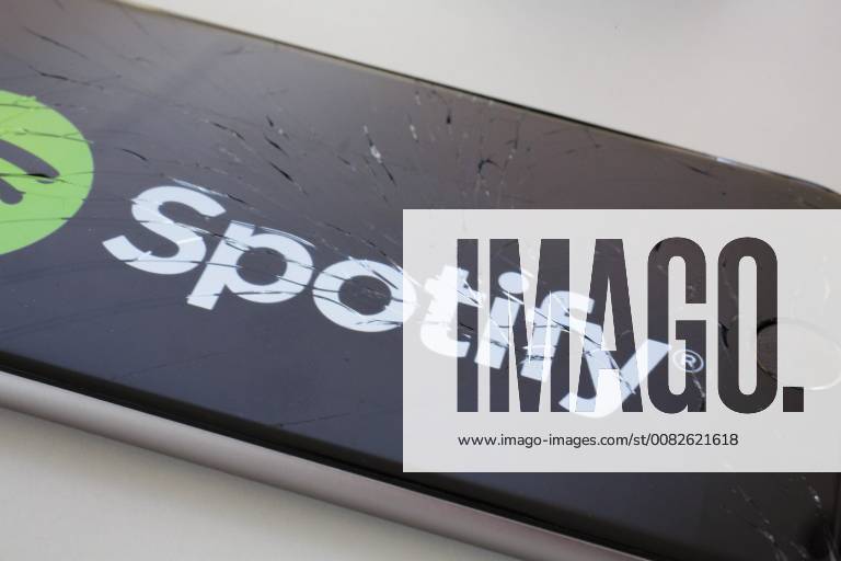 Das Logo des Musik Streaming Dienstes Spotify wird auf einem Smartphone angezeigt. Berlin, 03.04.2018. Berlin Deutschland