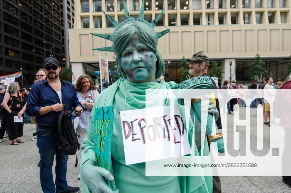 Bilder des Jahres 2025, News 07 Juli Good Trouble Lives On protest in Chicago CHICAGO, ILLINOIS - JULY 17, 2025: Hundreds gather at Daley Plaza for the flagship Good Trouble Lives On protest to honoring civil rights icon John Lewis and rallying against the Trump administration s policies on the fifth anniversary of Lewis s death, on July 17, 2025 in Chicago, USA. Good trouble is a phrase popularized by John Lewis, an American civil rights activist and congressman. Jacek Boczarski Anadolu Chicago United States. Editorial use only. Please get in touch for any other usage.