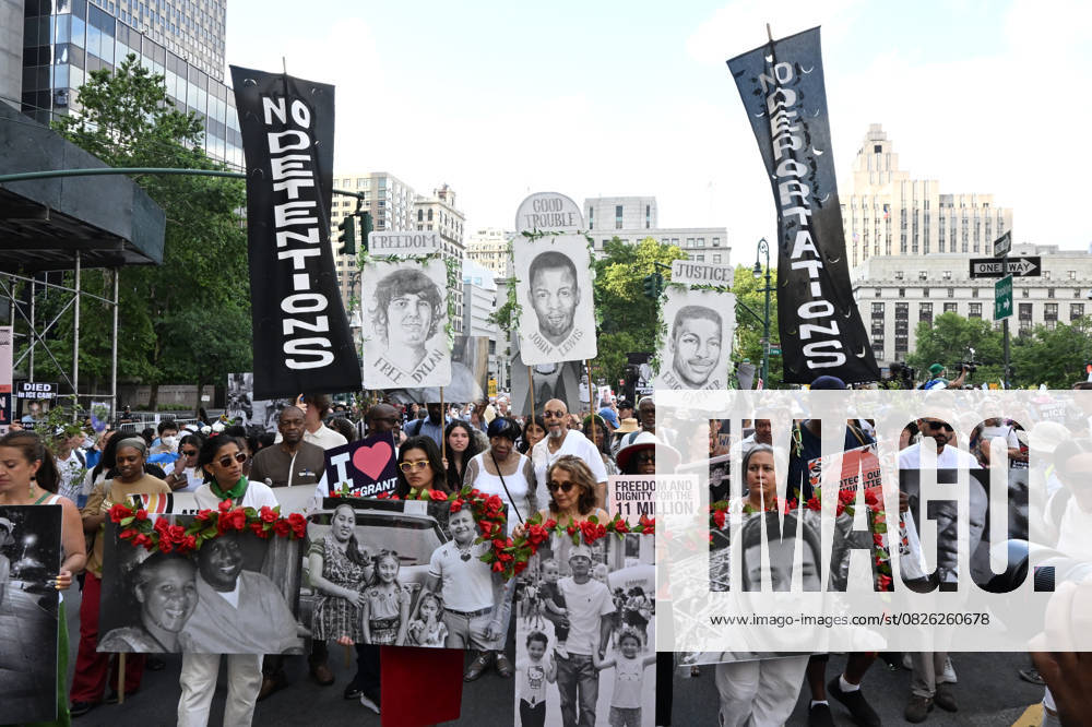 Bilder des Jahres 2025, News 07 Juli July 18, 2025, New York, New York, USA: Thousands of protesters against President Trumpsâ€⠢s immigration policies and his thousands of detentions and deportations gathered in Foley Square outside 26 Federal Plaza in lower Manhattan where they staged a march and sit in. There were some who were arrested by the NYPD when they refused to stand up from the street. (Photo: Andrea RENAULT Zuma Press) New York USA - ZUMAg115 20250718_faf_g115_067