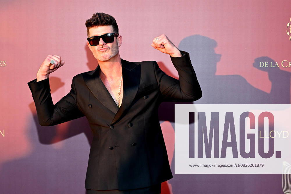 Bilder des Jahres 2025, Entertainment 07 Juli Robin Thicke Photocall for the Knights of Charity charity dinner at the Château de la Croix des Gardes in Cannes on July 17, 2025 Bruno Bebert Bestimage Photocall for the Knights of Charity charity dinner at the Château de la Croix des Gardes in Cannes on July 17, 2025 Cannes France