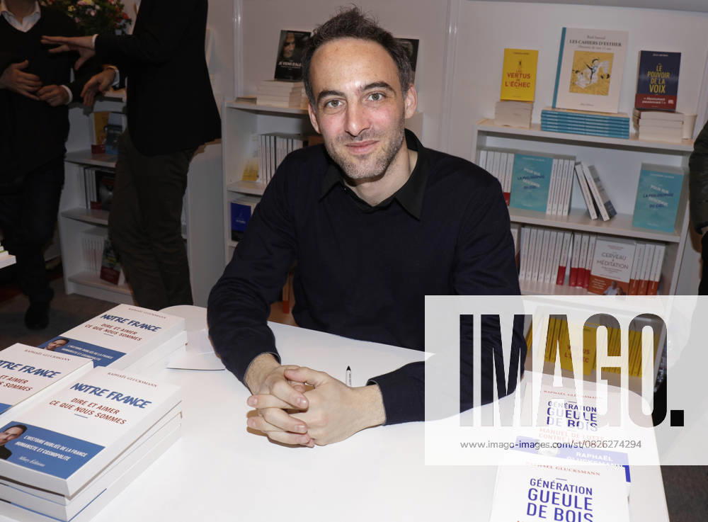 Raphaël Glucksmann lors de la 37ème édition du Salon du livre au parc des expositions, à la porte de Versailles, à Paris, France, le 25 mars 2017. Cédric Perrin Bestimage 37th Salon du Livre held at the Porte de Versailles in Paris, France on March 25th, 2017. Paris France