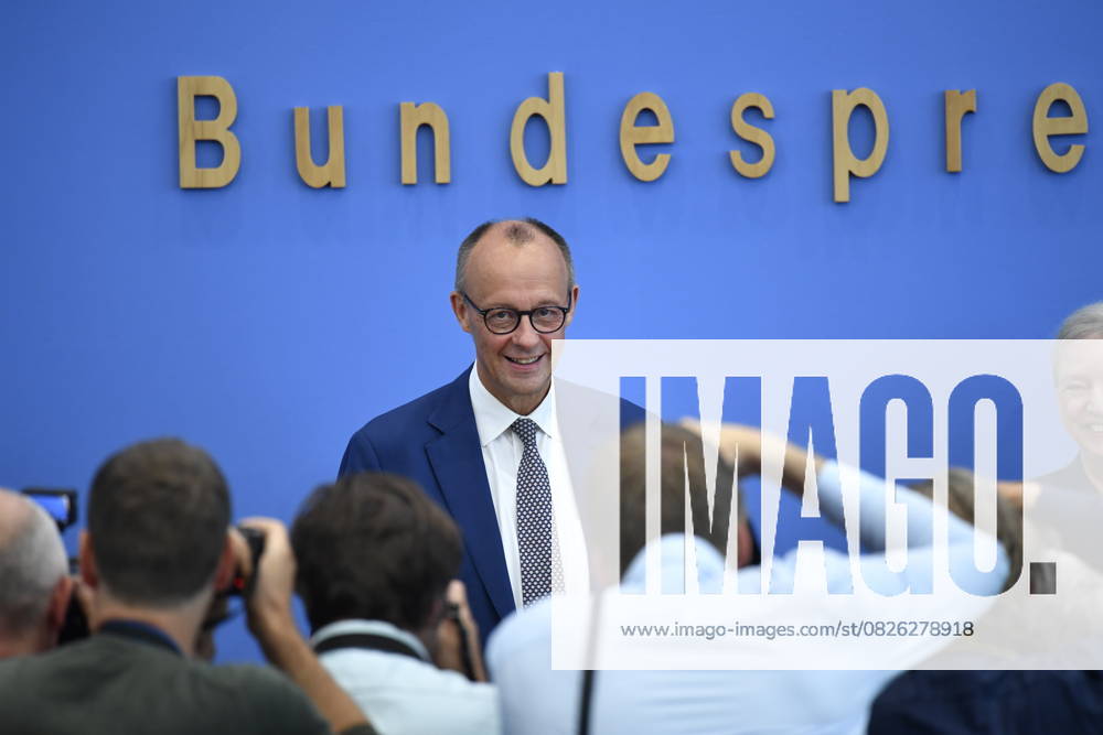 Bilder des Jahres 2025, News 07 Juli Bundeskanzler Friedrich Merz stellt sich am 18.07.2025 den Fragen der Hauptstadtpresse. Erstmals kommt der CDU-Vorsitzende als Regierungschef in die Bundespressekonferenz, dem Zusammenschluss von Journalistinnen und Journalisten in der Bundeshauptstadt. Für die inzwischen traditionelle Sommer-Pressekonferenz gibt es keine Themenfestlegungen, jede Frage ist erlaubt. (Siehe epd-Meldung vom 18.07.2025)
