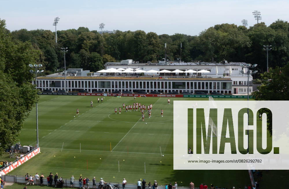 1.Fussball-Bundesliga 1.FC Köln Saison 2025 2026 Geissbockheim Training , Platz 1 , Spieler Grüngürtel Köln