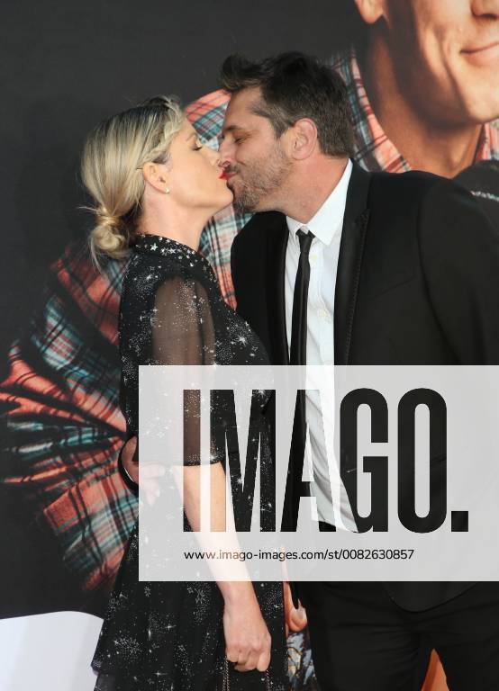 WESTWOOD, CA - APRIL 3: Kathleen Robertson, Chris Cowles, at the Premiere Of Universal Pictures Blockers at the Regency Village Theatre in Westwood, California on April 3, 2018.