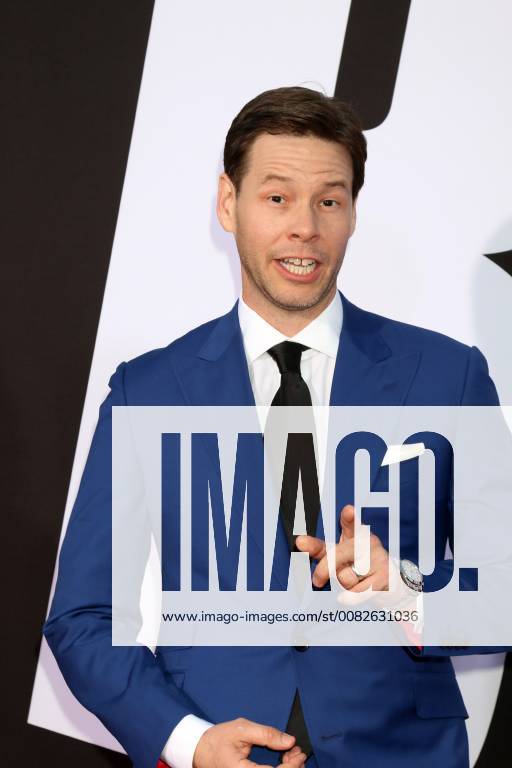 LOS ANGELES - APR 3: Ike Barinholtz at the Blockers Premiere at Village Theater on April 3, 2018 in Westwood, CA