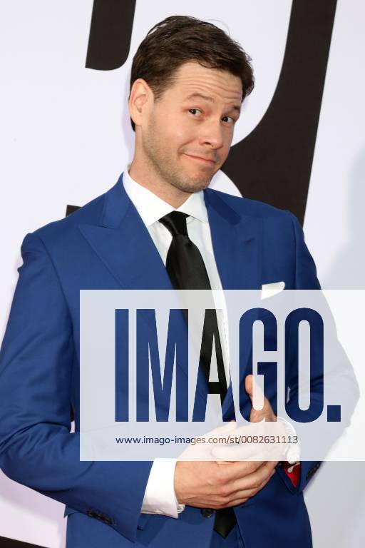 LOS ANGELES - APR 3: Ike Barinholtz at the Blockers Premiere at Village Theater on April 3, 2018 in Westwood, CA