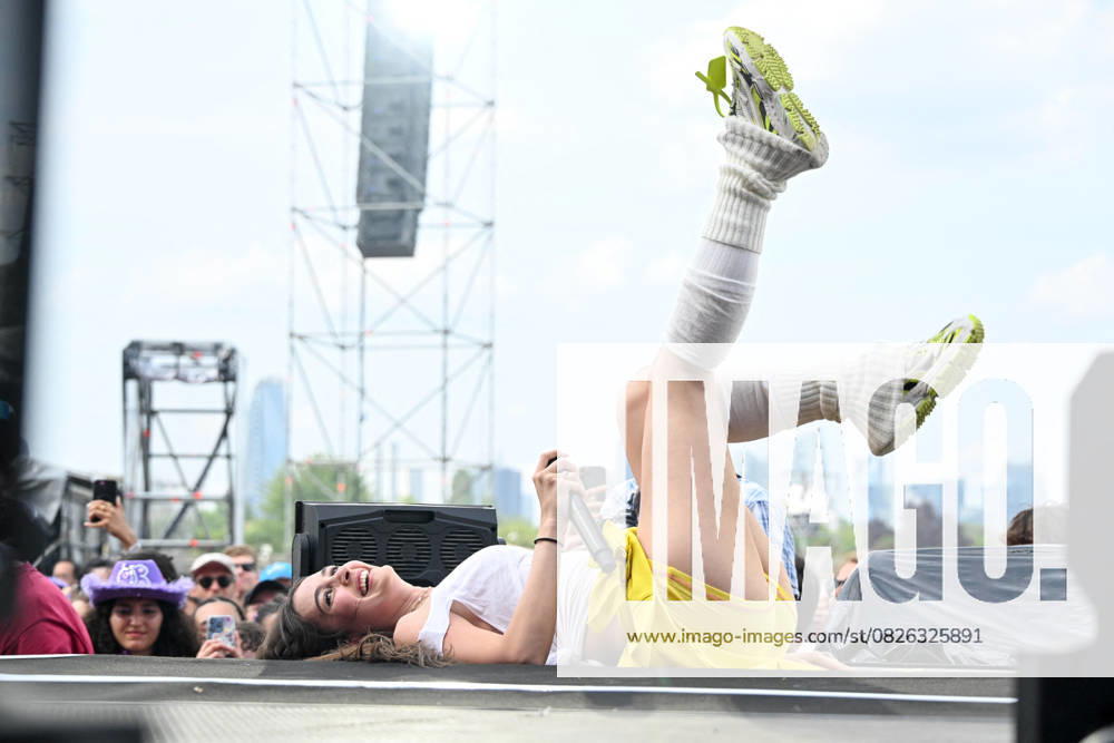 Singer INJI performs at the Lollapalooza 2025 festival at the ParisLongchamp racecourse in Paris, France, on July 18, 2025 Yehiel Chekroune Bestimage Singer INJI performs at the Lollapalooza 2025 festival at the ParisLongchamp racecourse in Paris, France, on July 18, 2025 Yehiel Chekroune Bestimage Paris France