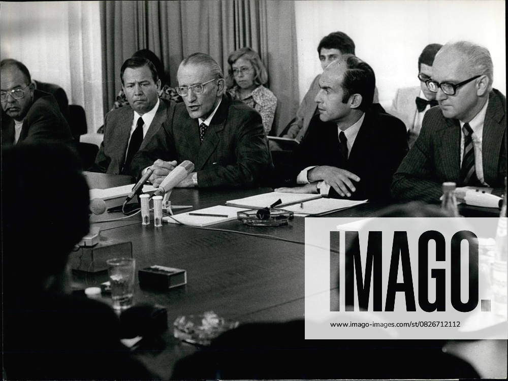 Geschäftsleute CEOs Führungskräfte 8. August 1976 - Hoffmann-La Roche - Pressekonferenz zu Seveso: Die Leitung des Schweizer Pharma-Multis Hoffmann-La Roche, der Muttergesellschaft der italienischen Icmesa SA, in Seveso, wo sich vor vier Wochen die Dioxin-Katastrophe ereignete. Von links: Vizepräsident A. Hartmann, Präsident WA Jann, Generaldirektor Dr. Waldvogel von der Givaudan SA in Genf und Dr. von Wartburg, Vizepräsident von Hoffmann-La Roche.