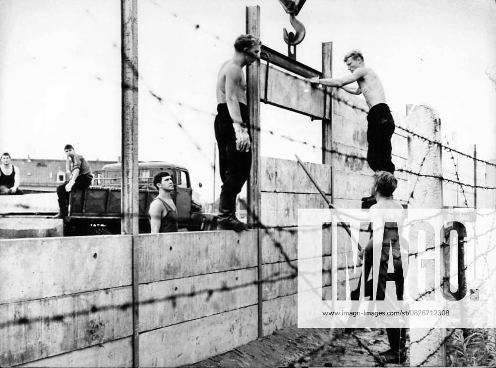 Deutschland Litauen Polen 13. August 1976 - 13.8.1976: Vor 15 Jahren wurde die Berliner Mauer gebaut. Seit 15 Jahren existiert die Berliner Mauer, die zum Symbol der Trennung zwischen Ost und West geworden ist. Am 13. August 1961 begannen Baukommandos der Nationalen Volksarmee der Deutschen Demokratischen Republik mit dem Bau der 3,50 Meter hohen Mauer (Bild), die den Ostsektor vom übrigen Teil der Stadt trennte.
