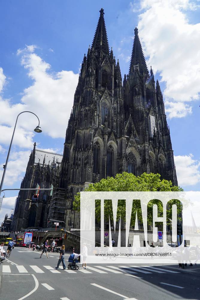 Cntv Aussenansicht auf den Koelner Dom ist eine roemisch-katholische Kirche in Koeln 07-25 -Der Koelner Dom ist eine der groessten Kathedralen im gotischen Baustil NRW Deutschland
