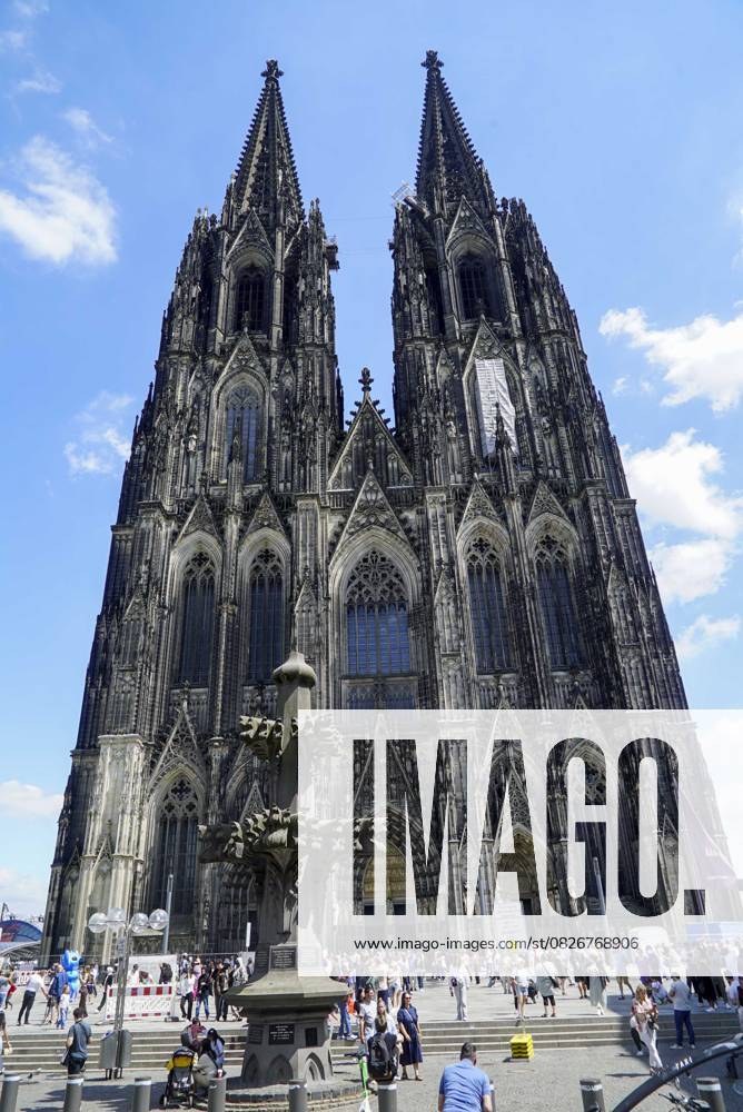 Cntv Aussenansicht auf den Koelner Dom ist eine roemisch-katholische Kirche in Koeln 07-25 -Der Koelner Dom ist eine der groessten Kathedralen im gotischen Baustil NRW Deutschland