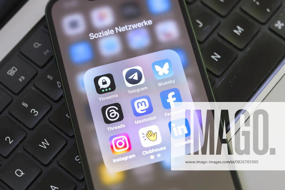 Smartphone Display mit einer Vielzahl sozialer Netzwerke und Messenger-Apps wie Threema, Telegram, Facebook, Bluesky, Threads, Mastodon, Instagram, Clubhouse und LinkedIn. Symbolbild für digitale Kommunikation und die Vielfalt moderner Plattformen im Social Web