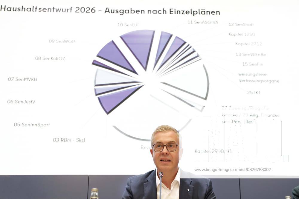 Stefan Evers, Finanzsenator, zum Haushaltsplan 2026 2027, in der Pressekonferenz nach der Sitzung des Berliner Senat, PK im Roten Rathaus in Berlin, Senatspressekonferenz, Berlin Deutschland, Germany