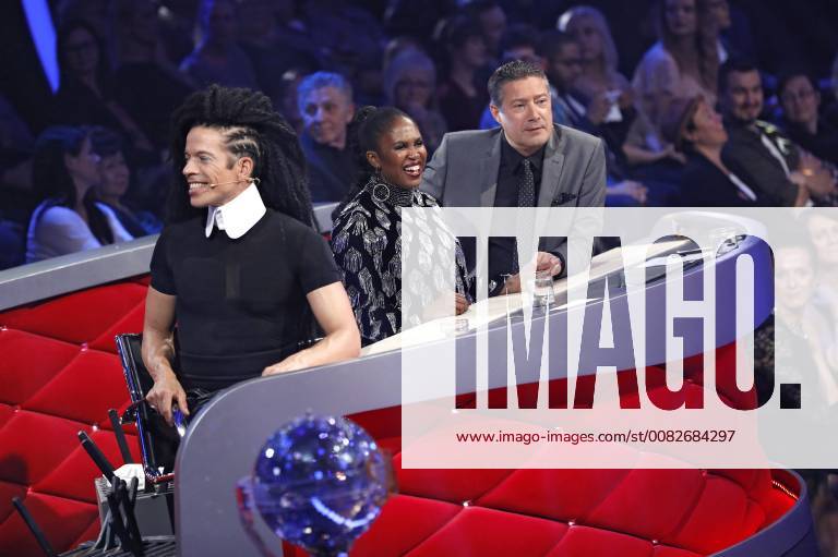 Jorge Gonzalez, Motsi Mabuse und Joachim Llambi in der 3. Live-Show der 11. Staffel der RTL-Tanzshow Let s Dance im MMC Coloneum. Köln
