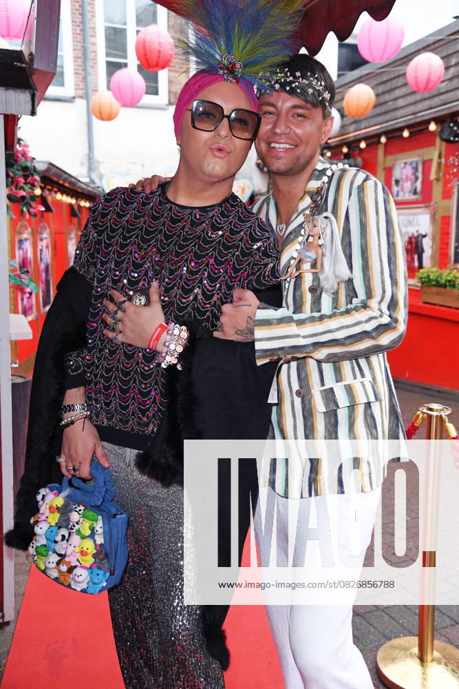 Julian F. M. Stöckel mit Freund Marcell Damaschke bei der Olivia Jones Kult Kieztouren Sommerparty, Grosse Freiheit 27 in Hamburg am 22.07.2025