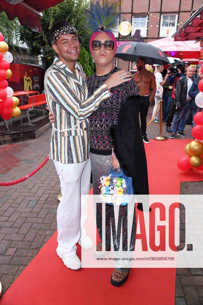 Julian F. M. Stöckel mit Freund Marcell Damaschke bei der Olivia Jones Kult Kieztouren Sommerparty, Grosse Freiheit 27 in Hamburg am 22.07.2025