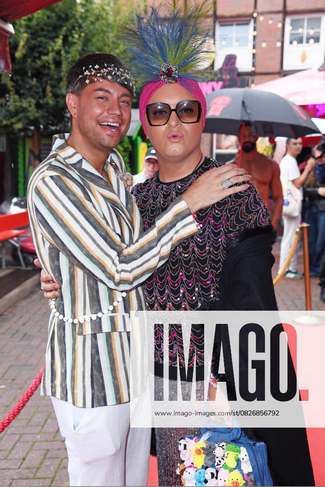 Julian F. M. Stöckel mit Freund Marcell Damaschke bei der Olivia Jones Kult Kieztouren Sommerparty, Grosse Freiheit 27 in Hamburg am 22.07.2025