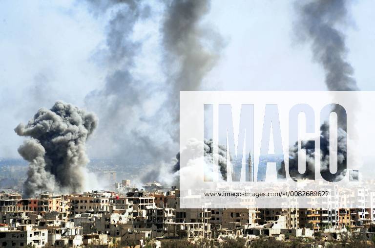Syrien: Kämpfe in Ost-Ghuta (180407) -- DAMASCUS, April 7, 2018 -- Smoke rises after the Syrian army s shelling targeted the Douma district in Eastern Ghouta countryside of Damascus, Syria, on April 7, 2018. The Syrian army on Saturday stormed the frontlines of the Islam Army in the Douma district of the capital Damascus Eastern Ghouta countryside, state news agency SANA reported. ) SYRIA-DAMASCUS-DOUMA-SYRIAN ARMY-STROMING-ISLAM ARMY AmmarxSafarjalani