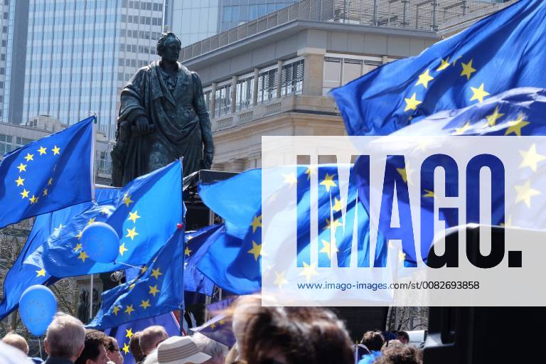 Frankfurt, DEU, Pulse of Europe Demonstration auf dem Goetheplatz in der Frankfurter Innenstadt.
