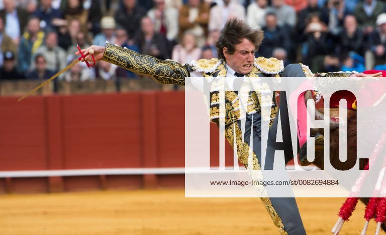 Spanish bullfigther Roman fights with his first bull during the April Fair bullfighting held at La Maestranza bullring, in Sevilla, southern Spain, 08 April 2018. April Fair bullfighting in Sevilla !ACHTUNG: NUR REDAKTIONELLE NUTZUNG!
