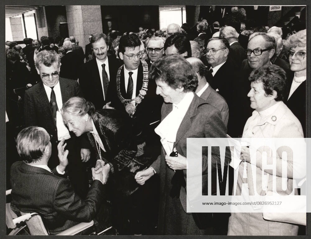 Köln: Theo Burauen Köln - 19.10.1986 - Empfang zum 80. Geburtstag des ehemaligen Oberbürgermeisters der Stadt Köln Theo Burauen im Kölner Rathaus - die SPD-Politikerin Katharina Focke gratuliert Rathausplatz 2, 50667 Köln Deutschland