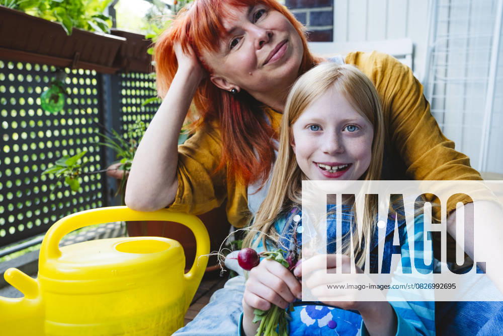 IMAGO Creative, Sommer, Food, Radieschen Mother and daughter gardening together on a balcony model released, Symbolfoto property released, IHF02262