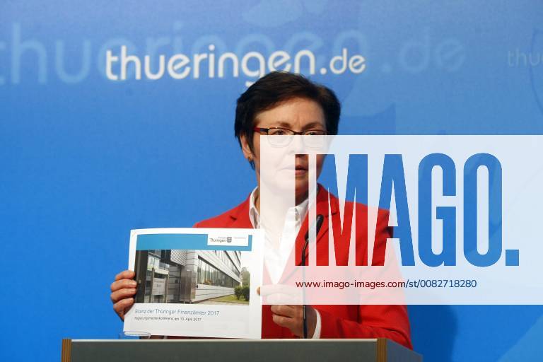 Erfurt Regierungsmedienkonferenz Thüringen Finanzministerin Heike Taubert mit der Bilanz der Finanzämter für das Jahr 2017. Am Ende der Konferenz gab sie ein Statement zur Grunsteuerentscheidung am Bundesverfassungsgerichthof in Karlsruhe