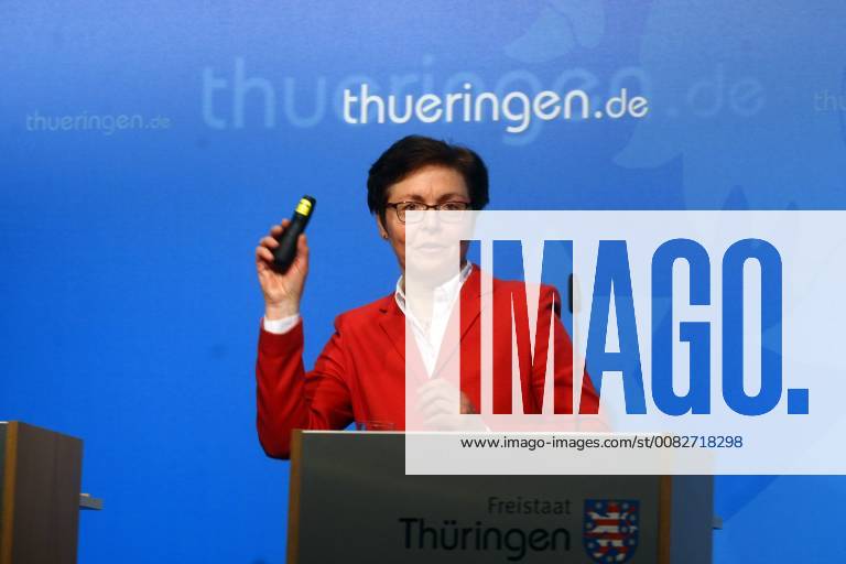 Erfurt Regierungsmedienkonferenz Thüringen Finanzministerin Heike Taubert mit der Bilanz der Finanzämter für das Jahr 2017. Taubert freut sich über eine Fernbedinung für einen Beamer. Am Ende der Konferenz gab sie ein Statement zur Grunsteuerentscheidung am Bundesverfassungsgerichthof in Karlsruhe