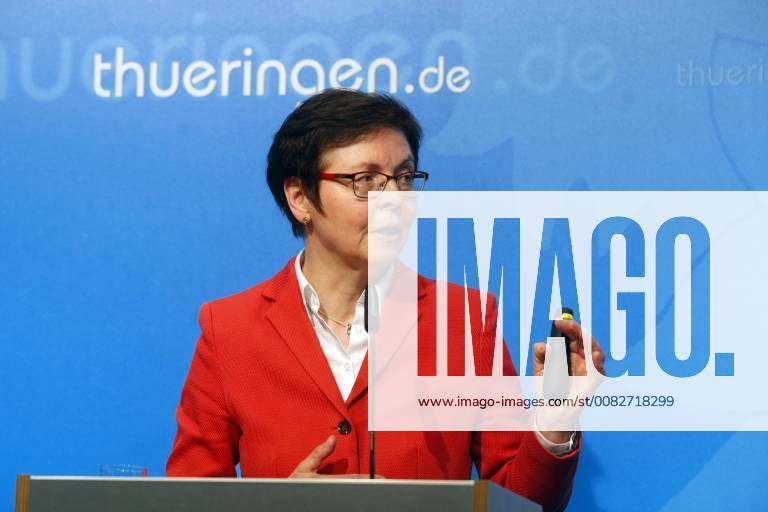 Erfurt Regierungsmedienkonferenz Thüringen Finanzministerin Heike Taubert mit der Bilanz der Finanzämter für das Jahr 2017. Taubert freut sich über eine Fernbedinung für einen Beamer. Am Ende der Konferenz gab sie ein Statement zur Grunsteuerentscheidung am Bundesverfassungsgerichthof in Karlsruhe