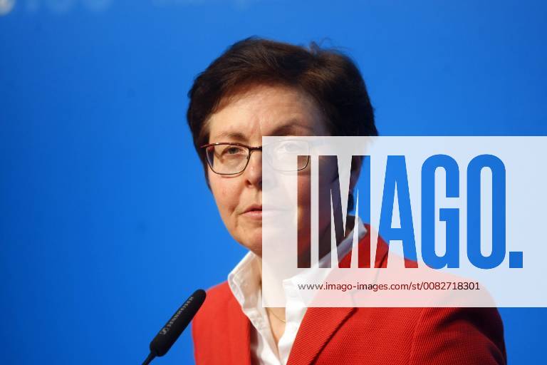 Erfurt Regierungsmedienkonferenz Thüringen Finanzministerin Heike Taubert mit der Bilanz der Finanzämter für das Jahr 2017. Am Ende der Konferenz gab sie ein Statement zur Grunsteuerentscheidung am Bundesverfassungsgerichthof in Karlsruhe