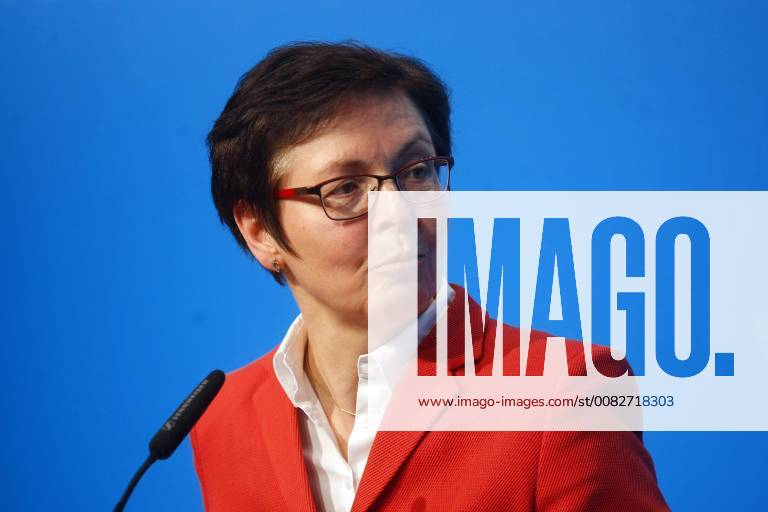 Erfurt Regierungsmedienkonferenz Thüringen Finanzministerin Heike Taubert mit der Bilanz der Finanzämter für das Jahr 2017. Am Ende der Konferenz gab sie ein Statement zur Grunsteuerentscheidung am Bundesverfassungsgerichthof in Karlsruhe