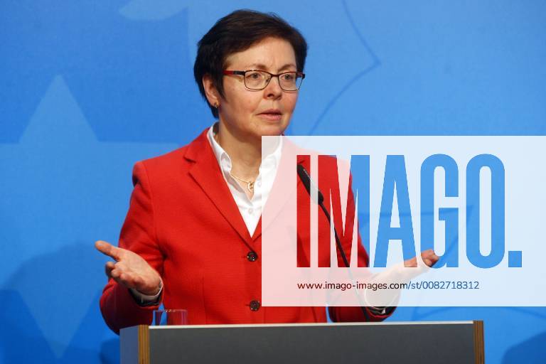 Erfurt Regierungsmedienkonferenz Thüringen Finanzministerin Heike Taubert mit der Bilanz der Finanzämter für das Jahr 2017. Am Ende der Konferenz gab sie ein Statement zur Grunsteuerentscheidung am Bundesverfassungsgerichthof in Karlsruhe