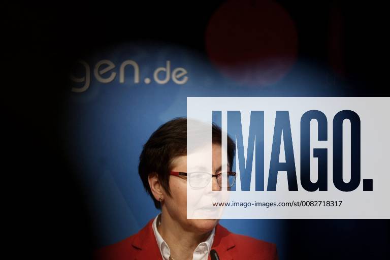 Erfurt Regierungsmedienkonferenz Thüringen Finanzministerin Heike Taubert mit der Bilanz der Finanzämter für das Jahr 2017. Am Ende der Konferenz gab sie ein Statement zur Grunsteuerentscheidung am Bundesverfassungsgerichthof in Karlsruhe